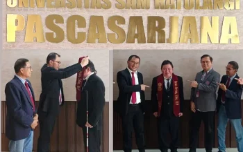 Steven Kowaas, mahasiswa disabilitas netra, saat menjalani prosesi wisuda S2 dengan predikat Cum Laude di Universitas Sam Ratulangi, Manado. (Foto: Istimewa)