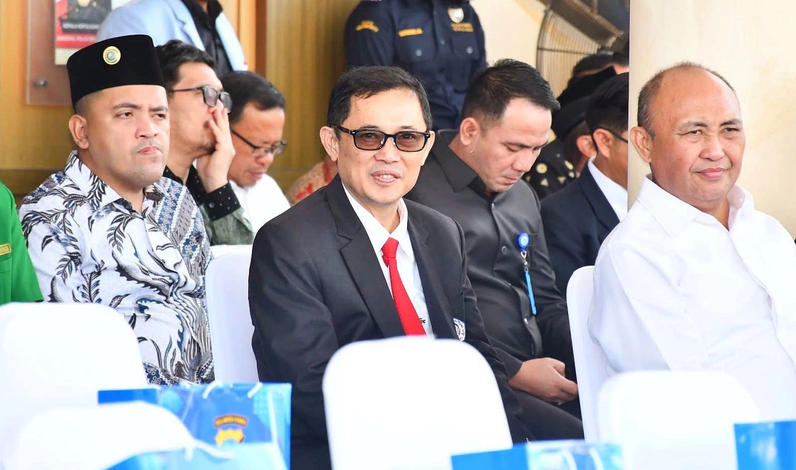Rektor UNSRAT Prof. Dr. Ir. Oktovian B.A. Sompie, M.Eng., saat menghadiri Upacara Peringatan Hari Bhayangkara ke-80 di Mapolda Sulawesi Utara, Manado, Rabu (1/7/2026). (Foto: Istimewa)
