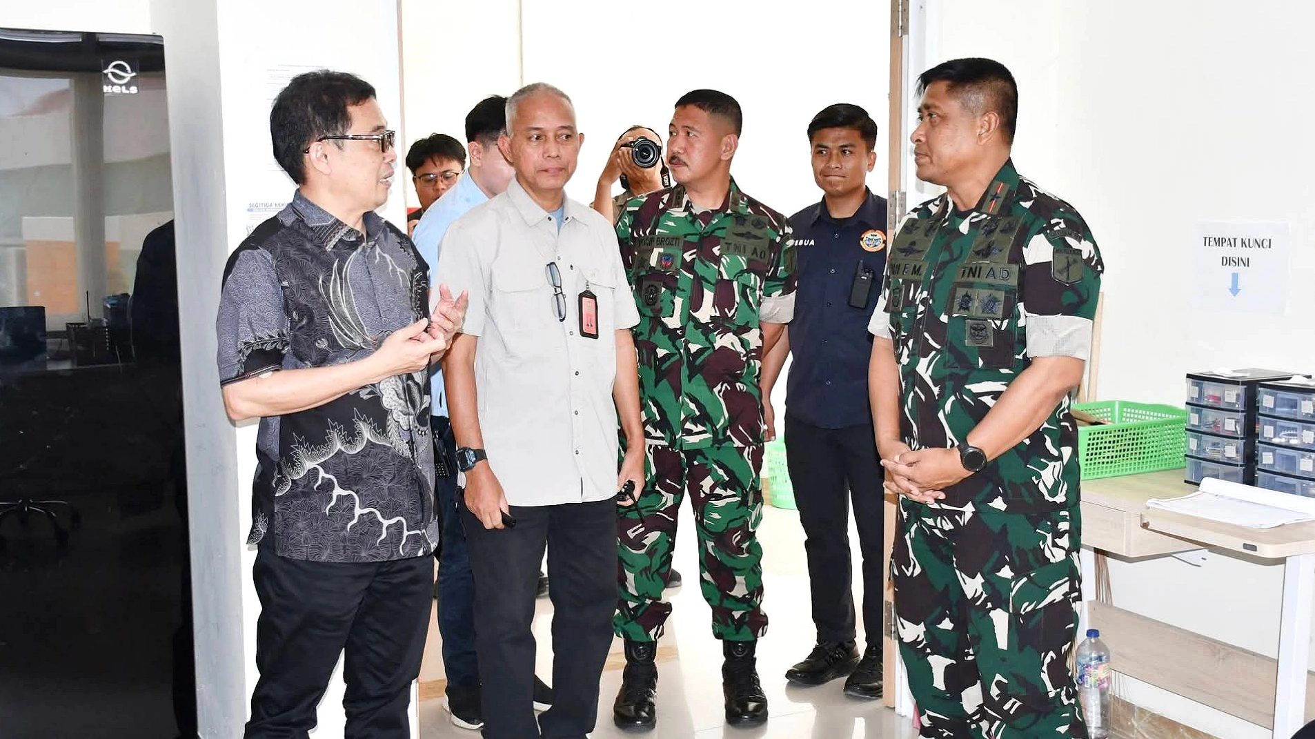 SILATURAHMI KELEMBAGAAN: Rektor Unsrat Prof. Dr. Ir. Oktovian B.A. Sompie, M.Eng. (kanan) menerima kunjungan Danrem 131/Santiago Brigjen TNI Yuri Elias Mamahi, S.I.P., M.Han., di Gedung Rektorat Unsrat, Manado, Rabu (8/7/2026). (Foto: Istimewa)