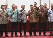 Rektor UNSRAT Prof. Dr. Ir. Oktovian B.A. Sompie (kiri) bersama pimpinan UIN Sunan Gunung Djati Bandung dalam agenda kunjungan benchmarking tata kelola PTN-BLU di Ruang Rektorat UNSRAT, Manado, Kamis (16/7/2026). (Foto: Istimewa)