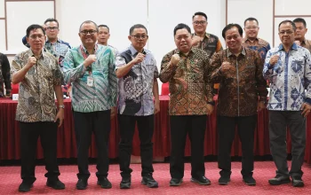 Rektor UNSRAT Prof. Dr. Ir. Oktovian B.A. Sompie (kiri) bersama pimpinan UIN Sunan Gunung Djati Bandung dalam agenda kunjungan benchmarking tata kelola PTN-BLU di Ruang Rektorat UNSRAT, Manado, Kamis (16/7/2026). (Foto: Istimewa)