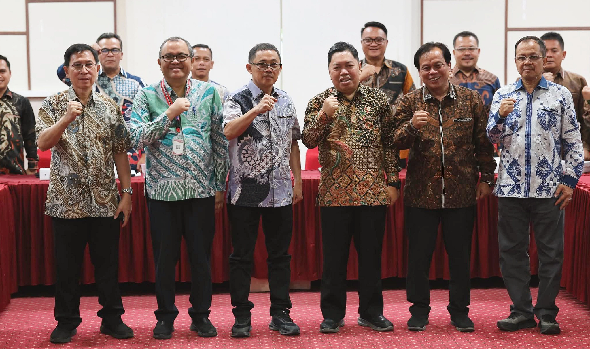 Rektor UNSRAT Prof. Dr. Ir. Oktovian B.A. Sompie (kiri) bersama pimpinan UIN Sunan Gunung Djati Bandung dalam agenda kunjungan benchmarking tata kelola PTN-BLU di Ruang Rektorat UNSRAT, Manado, Kamis (16/7/2026). (Foto: Istimewa)