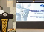 Dekan FEB UNSRAT, Dr. Victor P.K. Lengkong, memberikan kata sambutan dalam acara Sosialisasi Pencegahan dan Penanganan Kekerasan di Lingkungan Perguruan Tinggi di Kampus FEB UNSRAT, Manado. (Foto: Istimewa)