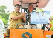 MODERNISASI PERTANIAN: Gubernur Sulut Yulius Selvanus menyerahkan bantuan alsintan kepada petani di Minahasa, Senin (27/7/2026). Penyerahan ini menjadi bagian dari upaya Pemprov Sulut dalam memperkuat ketahanan pangan dan menekan inflasi daerah. (Foto: Istimewa)