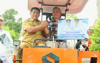 MODERNISASI PERTANIAN: Gubernur Sulut Yulius Selvanus menyerahkan bantuan alsintan kepada petani di Minahasa, Senin (27/7/2026). Penyerahan ini menjadi bagian dari upaya Pemprov Sulut dalam memperkuat ketahanan pangan dan menekan inflasi daerah. (Foto: Istimewa)