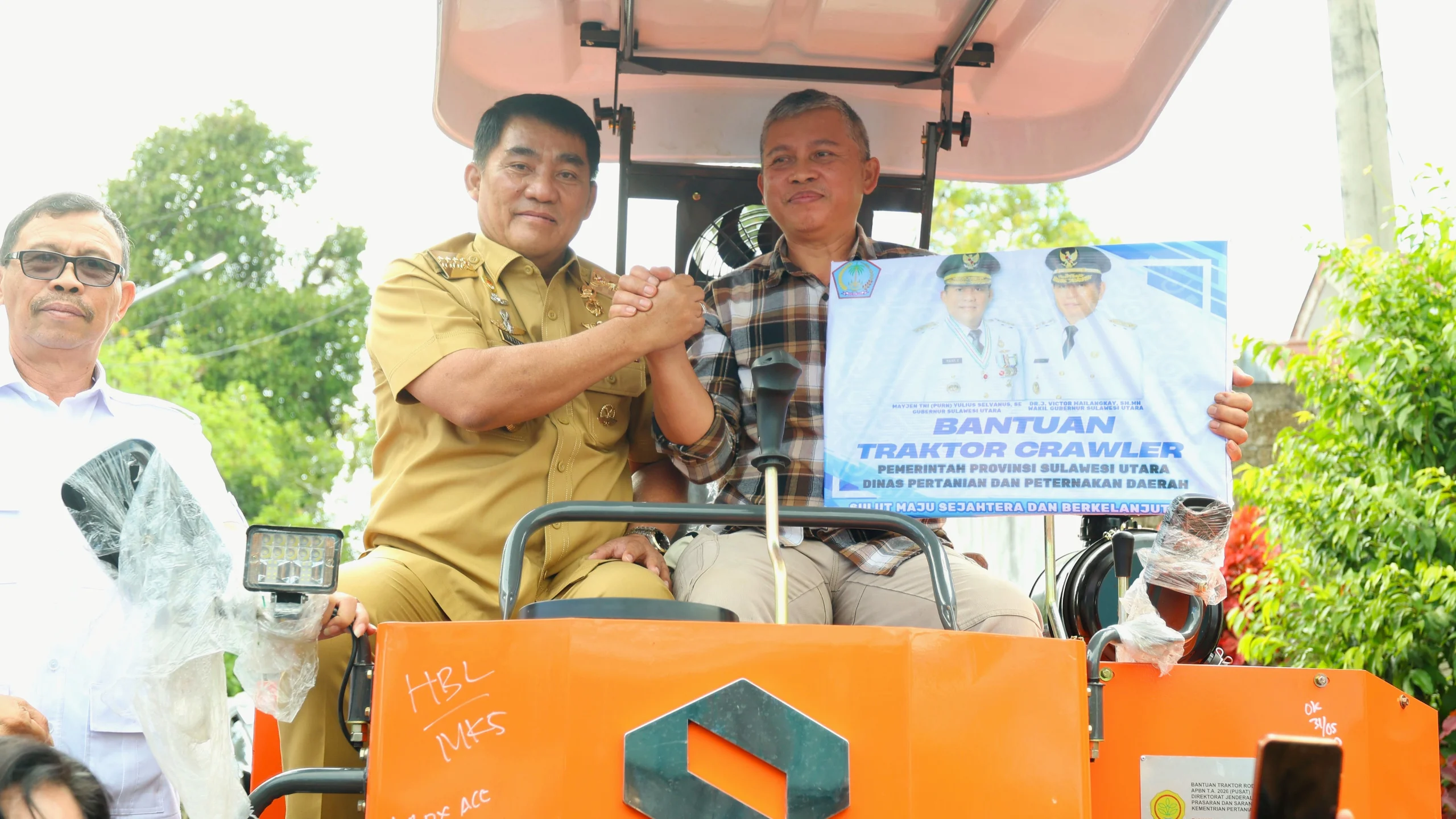 MODERNISASI PERTANIAN: Gubernur Sulut Yulius Selvanus menyerahkan bantuan alsintan kepada petani di Minahasa, Senin (27/7/2026). Penyerahan ini menjadi bagian dari upaya Pemprov Sulut dalam memperkuat ketahanan pangan dan menekan inflasi daerah. (Foto: Istimewa)