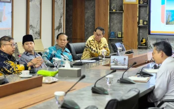 Walikota Bitung, Hengky Honandar, S.E., (paling kanan) yang juga menjabat sebagai Ketua Bidang Budaya Bahari Dewan Pengurus ASPEKSINDO, saat audiensi bersama Kementerian Kelautan dan Perikanan (KKP) di Jakarta, Selasa (28/7/2026). (Foto: Istimewa)