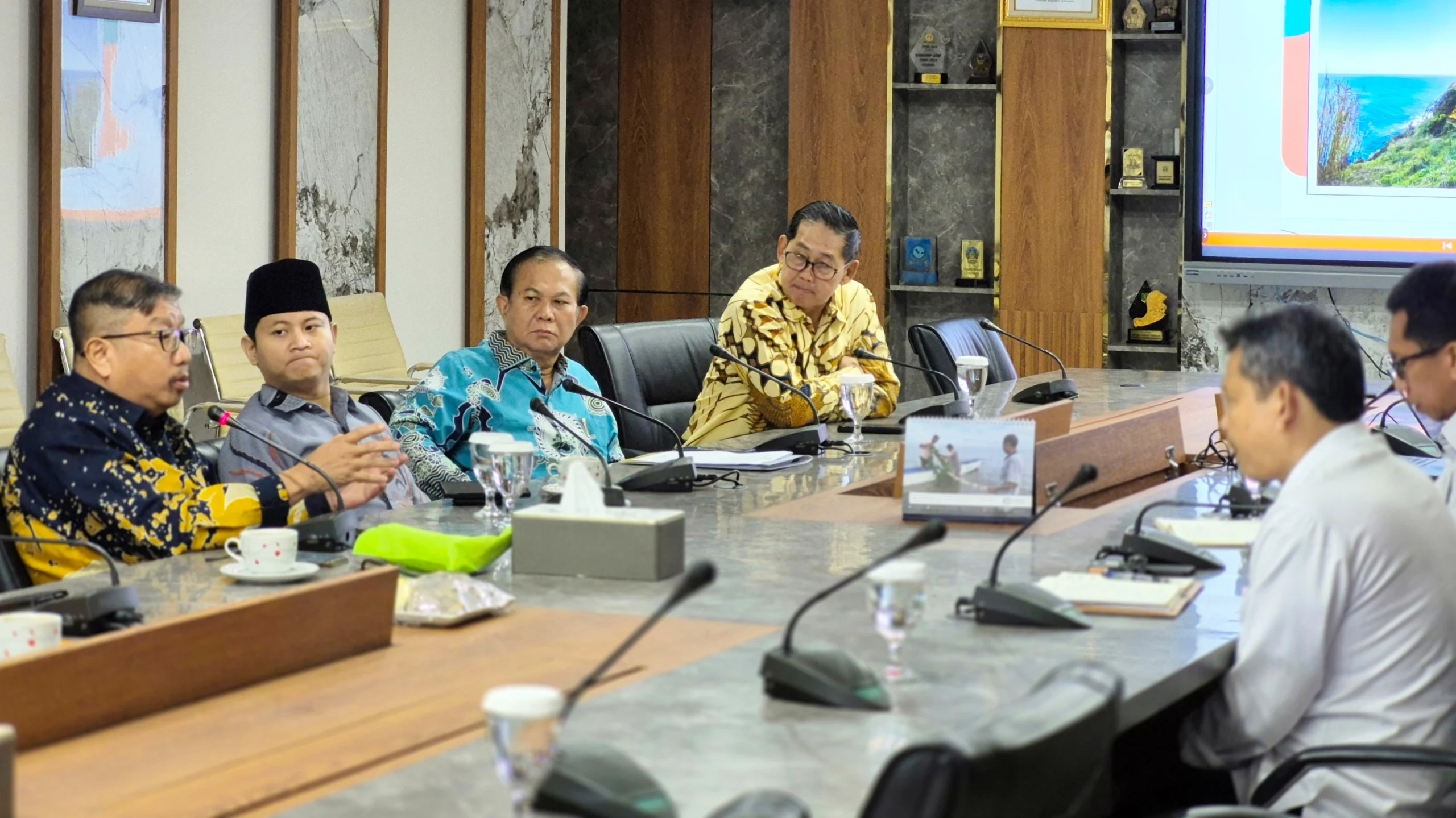 Walikota Bitung, Hengky Honandar, S.E., (paling kanan) yang juga menjabat sebagai Ketua Bidang Budaya Bahari Dewan Pengurus ASPEKSINDO, saat audiensi bersama Kementerian Kelautan dan Perikanan (KKP) di Jakarta, Selasa (28/7/2026). (Foto: Istimewa)