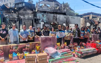 Pemprov Sulut menyalurkan bantuan kemanusiaan darurat bagi korban kebakaran di kawasan Asrama Gabungan Pakowa (Asgap) Manado. (Foto: Istimewa)