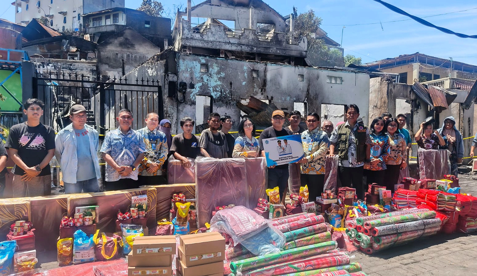 Pemprov Sulut menyalurkan bantuan kemanusiaan darurat bagi korban kebakaran di kawasan Asrama Gabungan Pakowa (Asgap) Manado. (Foto: Istimewa)