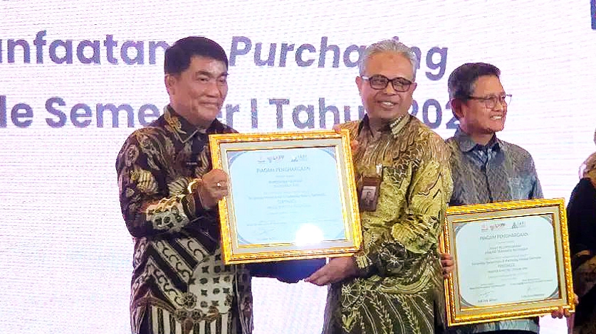 Gubernur Sulut, Mayjen TNI (Purn) Yulius Selvanus SE, secara resmi menerima penghargaan LKPP RI di Grand Ballroom JIExpo Kemayoran, Jakarta, Kamis (30/7/2026). (Foto: Istimewa)