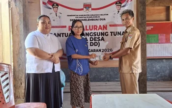 Hukum Tua Desa Kumelembuai Dua Stevan Polla SIP saat BLT kepada Keluarga Penerima Manfaat (KPM) bersumber dari Dana Desa (DD) Tahap Pertama Tahun Anggaran 2026.