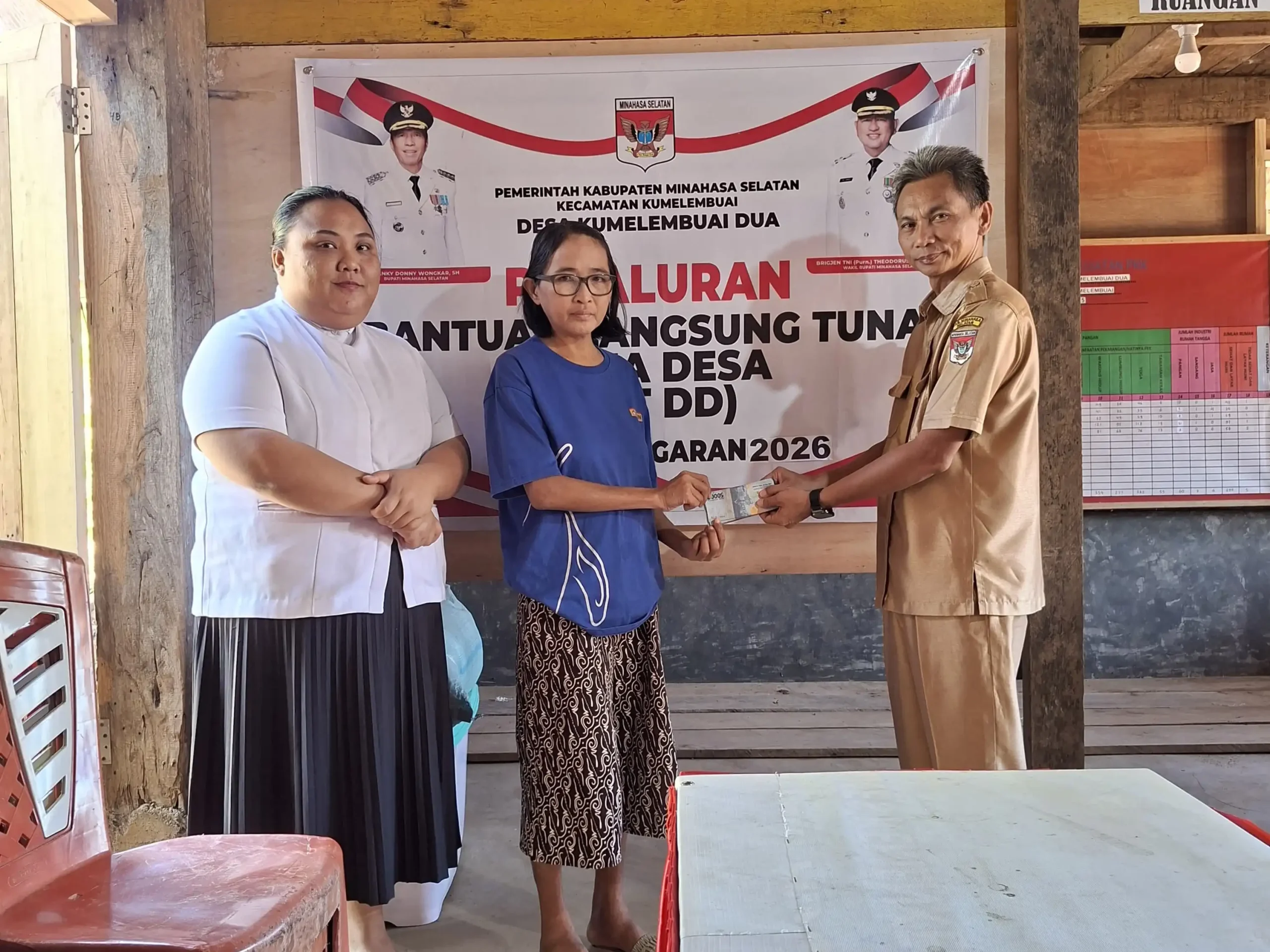Hukum Tua Desa Kumelembuai Dua Stevan Polla SIP saat BLT kepada Keluarga Penerima Manfaat (KPM) bersumber dari Dana Desa (DD) Tahap Pertama Tahun Anggaran 2026.