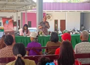 Anggota DPRD Sulut, Royke Roring, saat berdialog menyerap aspirasi warga Kelurahan Bumi Nyiur, Manado, dalam agenda Reses II Tahun 2026. (Foto: Ridho L Tobing)
