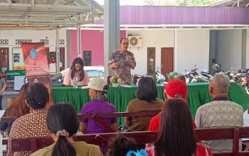 Anggota DPRD Sulut, Royke Roring, saat berdialog menyerap aspirasi warga Kelurahan Bumi Nyiur, Manado, dalam agenda Reses II Tahun 2026. (Foto: Ridho L Tobing)