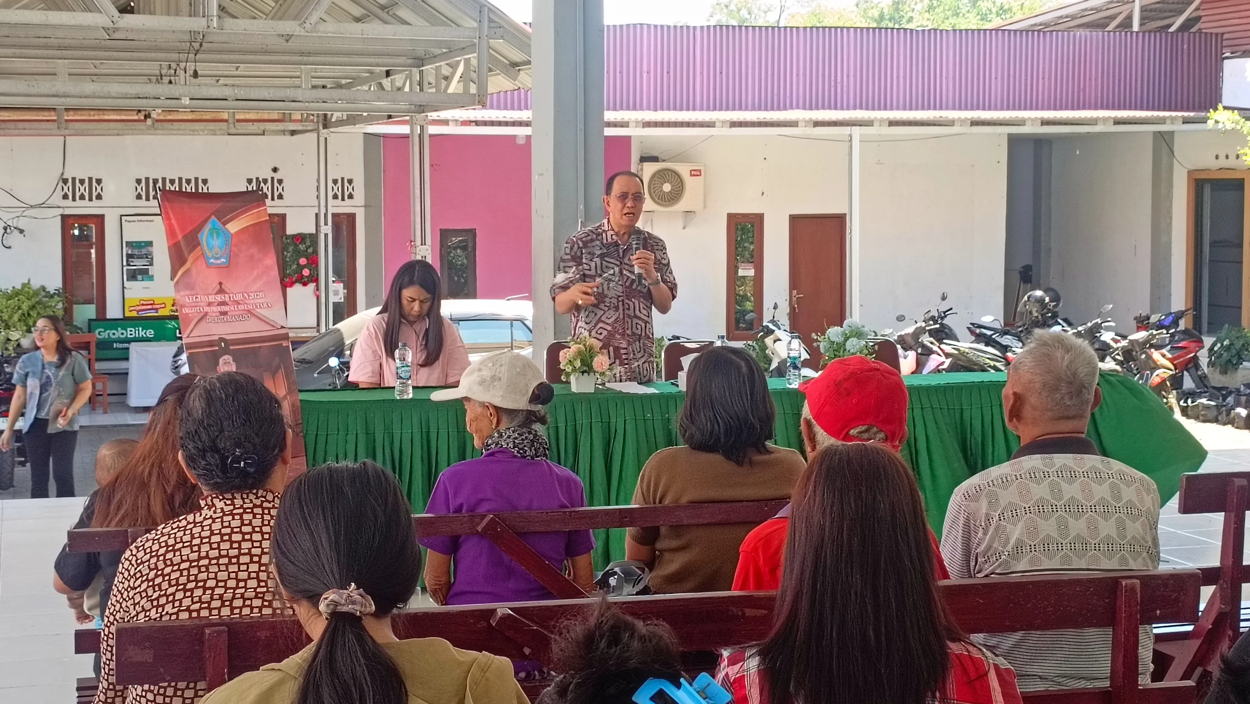 Anggota DPRD Sulut, Royke Roring, saat berdialog menyerap aspirasi warga Kelurahan Bumi Nyiur, Manado, dalam agenda Reses II Tahun 2026. (Foto: Ridho L Tobing)