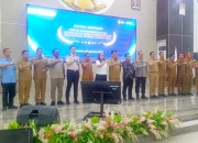 Gubernur Sulawesi Utara, Mayjen TNI (Purn) Yulius Selvanus, bersama Pimpinan Ombudsman RI Dr. Abdul Ghoffar dan Kepala Perwakilan Ombudsman RI Sulut Meilany Limpar pada Entry Meeting Opini Ombudsman RI 2026 di Aula Mapalus Kantor Gubernur Sulut, Selasa (4/8/2026). (Foto: Ridho L Tobing)