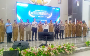 Gubernur Sulawesi Utara, Mayjen TNI (Purn) Yulius Selvanus, bersama Pimpinan Ombudsman RI Dr. Abdul Ghoffar dan Kepala Perwakilan Ombudsman RI Sulut Meilany Limpar pada Entry Meeting Opini Ombudsman RI 2026 di Aula Mapalus Kantor Gubernur Sulut, Selasa (4/8/2026). (Foto: Ridho L Tobing)