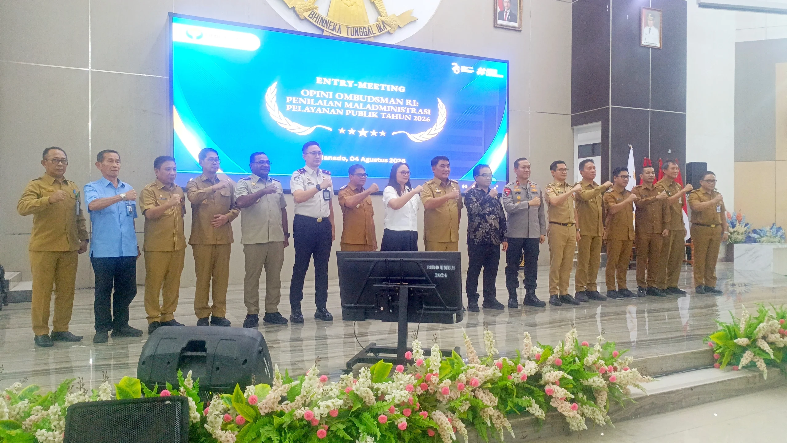 Gubernur Sulawesi Utara, Mayjen TNI (Purn) Yulius Selvanus, bersama Pimpinan Ombudsman RI Dr. Abdul Ghoffar dan Kepala Perwakilan Ombudsman RI Sulut Meilany Limpar pada Entry Meeting Opini Ombudsman RI 2026 di Aula Mapalus Kantor Gubernur Sulut, Selasa (4/8/2026). (Foto: Ridho L Tobing)