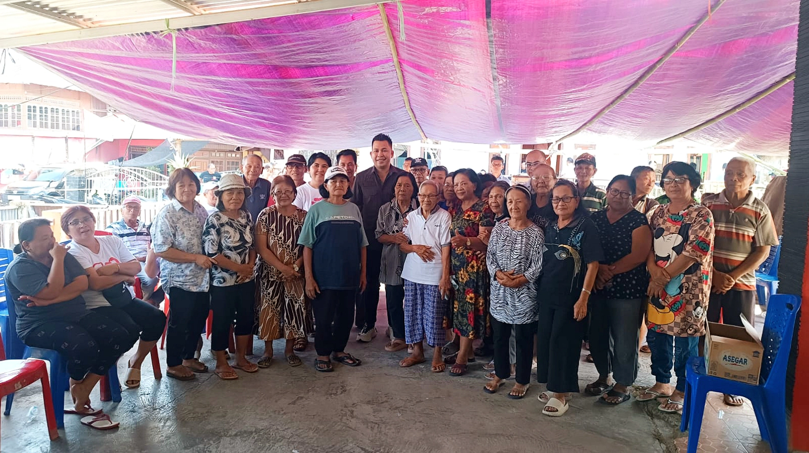 Ketua Komisi I DPRD Sulut, Braien Waworuntu, mendengarkan langsung aspirasi warga saat menggelar Reses II Tahun 2026 di Desa Tincep, Kecamatan Sonder, Minahasa, Selasa (4/8/2026). (Foto: Istimewa)
