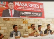 Anggota DPRD Kota Manado, Natanael Pepah saat menampung aspirasi warga Sario–Malalayang terkait krisis air bersih dan perbaikan jalan lingkungan untuk diperjuangkan ke DPRD Kota Manado. (Foto: Dok. Istimewa)
