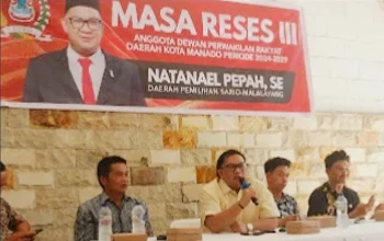 Anggota DPRD Kota Manado, Natanael Pepah saat menampung aspirasi warga Sario–Malalayang terkait krisis air bersih dan perbaikan jalan lingkungan untuk diperjuangkan ke DPRD Kota Manado. (Foto: Dok. Istimewa)