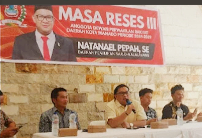 Anggota DPRD Kota Manado, Natanael Pepah saat menampung aspirasi warga Sario–Malalayang terkait krisis air bersih dan perbaikan jalan lingkungan untuk diperjuangkan ke DPRD Kota Manado. (Foto: Dok. Istimewa)