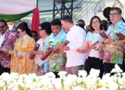 Gubernur Sulawesi Utara Mayjen TNI (Purn) Yulius Selvanus SE bersama sejumlah delegasi negara sahabat bersiap melakukan pemukulan alat musik tradisional Tetengkoren sebagai tanda dibukanya secara resmi Tournament of Flowers pada Tomohon International Flower Festival (TIFF) 2026 di Panggung Utama Menara Alfa Omega, Pusat Kota Tomohon, Sabtu (8/8/2026). (Foto: Istimewa)