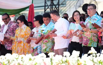 Gubernur Sulawesi Utara Mayjen TNI (Purn) Yulius Selvanus SE bersama sejumlah delegasi negara sahabat bersiap melakukan pemukulan alat musik tradisional Tetengkoren sebagai tanda dibukanya secara resmi Tournament of Flowers pada Tomohon International Flower Festival (TIFF) 2026 di Panggung Utama Menara Alfa Omega, Pusat Kota Tomohon, Sabtu (8/8/2026). (Foto: Istimewa)