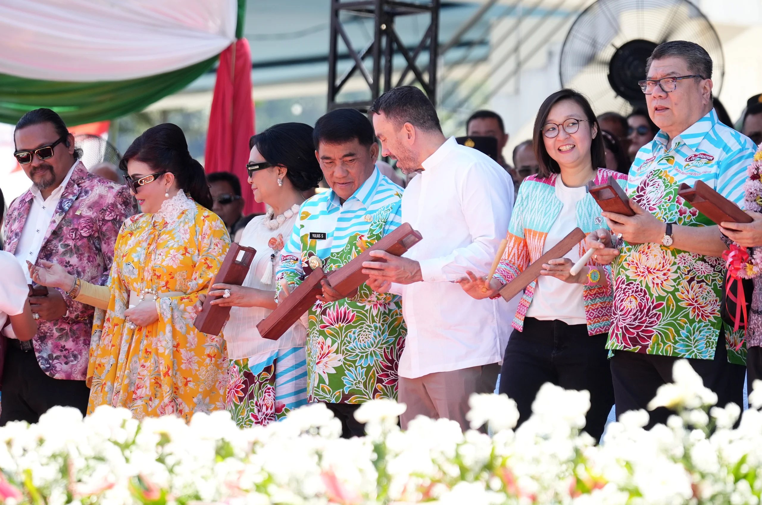 Gubernur Sulawesi Utara Mayjen TNI (Purn) Yulius Selvanus SE bersama sejumlah delegasi negara sahabat bersiap melakukan pemukulan alat musik tradisional Tetengkoren sebagai tanda dibukanya secara resmi Tournament of Flowers pada Tomohon International Flower Festival (TIFF) 2026 di Panggung Utama Menara Alfa Omega, Pusat Kota Tomohon, Sabtu (8/8/2026). (Foto: Istimewa)