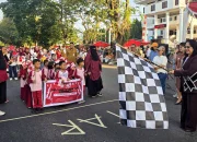 Bunda PAUD Kota Bitung, Ny. Ellen Honandar Sondakh, S.E., bersiap mengibarkan bendera start untuk melepas peserta Lomba Gerak Jalan TK/PAUD se-Kota Bitung di depan Kantor Wali Kota Bitung, Senin (10/8/2026). (Foto: Istimewa)