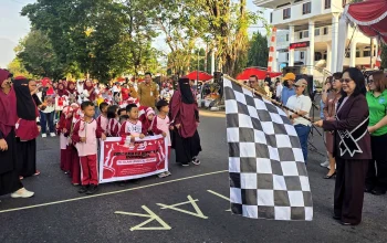 Bunda PAUD Kota Bitung, Ny. Ellen Honandar Sondakh, S.E., bersiap mengibarkan bendera start untuk melepas peserta Lomba Gerak Jalan TK/PAUD se-Kota Bitung di depan Kantor Wali Kota Bitung, Senin (10/8/2026). (Foto: Istimewa)
