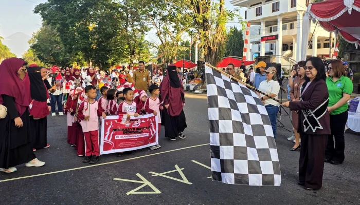 Tanam Karakter Anak Sejak Dini, Bunda Ellen Honandar Lepas Gerak Jalan TK/PAUD Kota Bitung