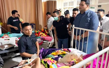 WUJUD EMPATI: Ketua TIDAR Sulawesi Utara, Standius Bara Prima (kanan) bersama Walikota Kotamobagu, dr. Weny Gaib (kiri), saat menjenguk dan memberikan dukungan moril kepada keluarga korban insiden kecelakaan Drag Race Kotamobagu di RSUP Prof. dr. R.D. Kandou, Manado, Rabu (12/8/2026). (Foto: Istimewa)