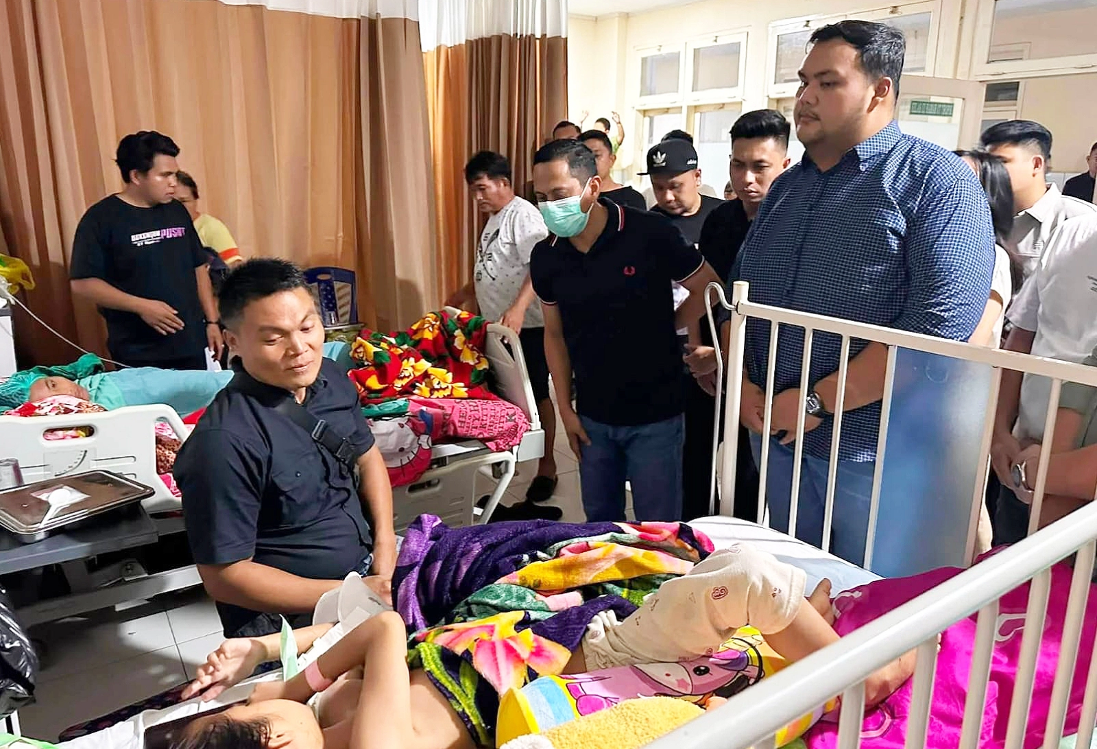 WUJUD EMPATI: Ketua TIDAR Sulawesi Utara, Standius Bara Prima (kanan) bersama Walikota Kotamobagu, dr. Weny Gaib (kiri), saat menjenguk dan memberikan dukungan moril kepada keluarga korban insiden kecelakaan Drag Race Kotamobagu di RSUP Prof. dr. R.D. Kandou, Manado, Rabu (12/8/2026). (Foto: Istimewa)