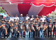 Walikota Bitung Hengky Honandar dan Ketua TP-PKK Ny. Ellen Honandar Sondakh foto bersama barisan FKDM dan Jurnalis Biro Bitung di garis finis Pasar Cita, Rabu (12/8/2026). (Foto: Istimewa)
