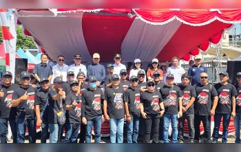 Walikota Bitung Hengky Honandar dan Ketua TP-PKK Ny. Ellen Honandar Sondakh foto bersama barisan FKDM dan Jurnalis Biro Bitung di garis finis Pasar Cita, Rabu (12/8/2026). (Foto: Istimewa)