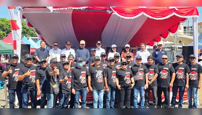 Walikota Hengky Honandar Sambut Ceria Barisan Gerak Jalan FKDM-Jurnalis Bitung di Garis Finis