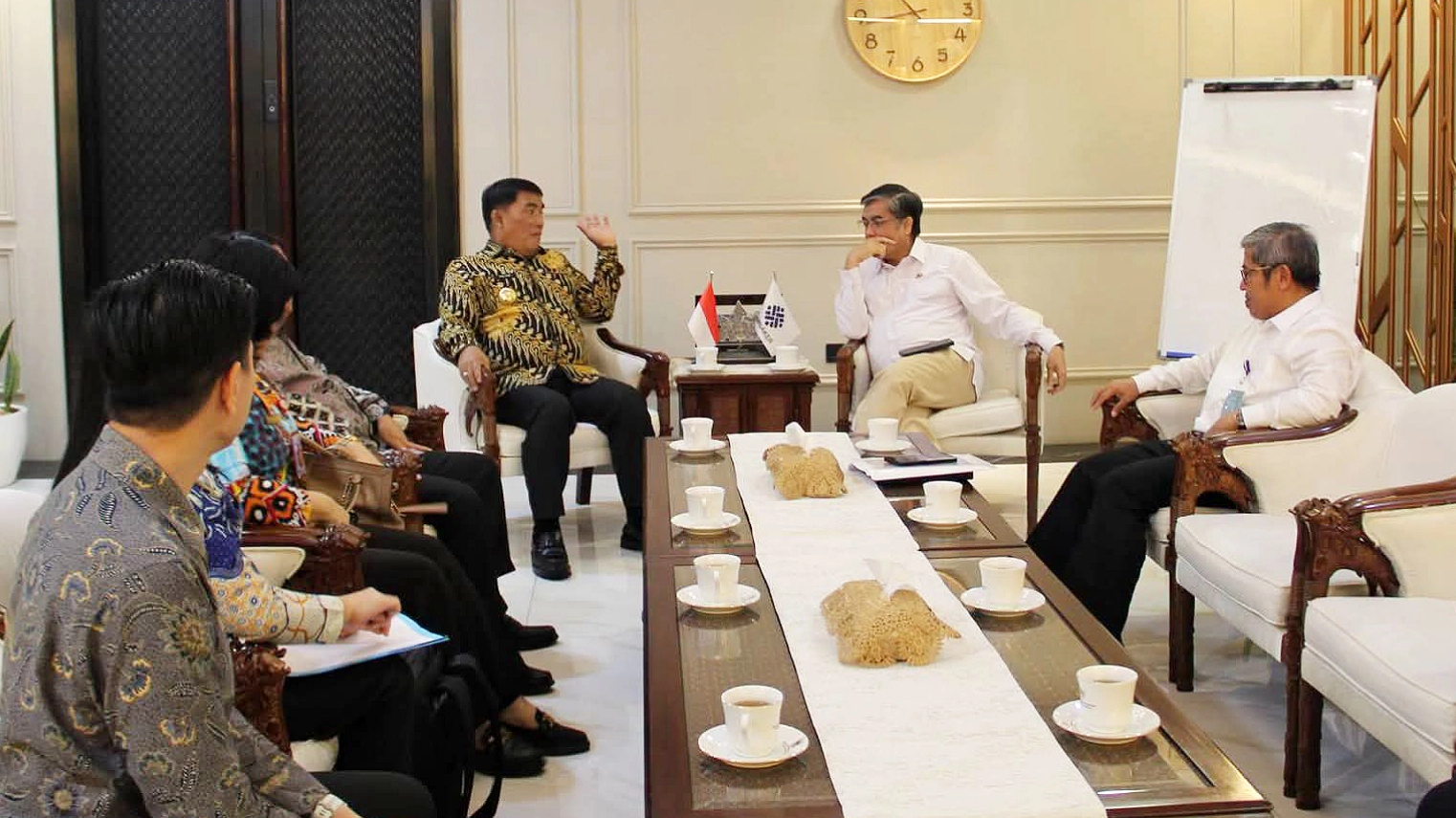 Gubernur Sulut Yulius Selvanus dan Menaker Prof. Yassierli memperkuat sinergi pengembangan SDM dan optimalisasi BLK di Sulawesi Utara. (Foto: Istimewa)