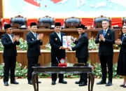 Ketua DPRD Sulut dr. Fransiscus Andi Silangen (kiri) dan Gubernur Sulut Yulius Selvanus memperlihatkan Nota Kesepakatan KUA-PPAS T.A. 2027 usai ditandatangani dalam Rapat Paripurna di Gedung DPRD Sulut, Manado, Jumat (14/8/2026). (Foto: Istimewa)