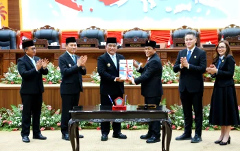 Ketua DPRD Sulut dr. Fransiscus Andi Silangen (kiri) dan Gubernur Sulut Yulius Selvanus memperlihatkan Nota Kesepakatan KUA-PPAS T.A. 2027 usai ditandatangani dalam Rapat Paripurna di Gedung DPRD Sulut, Manado, Jumat (14/8/2026). (Foto: Istimewa)