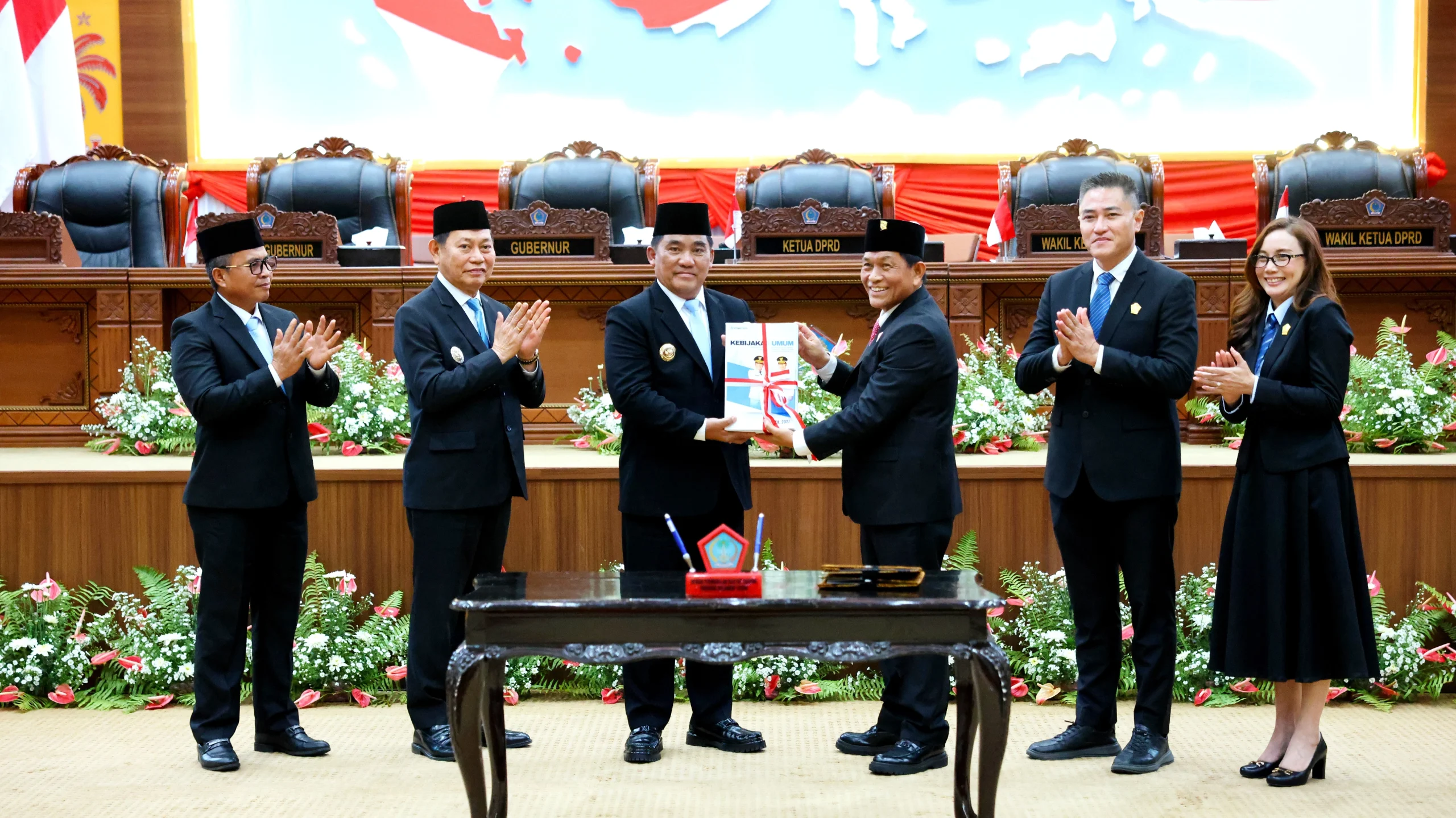 Ketua DPRD Sulut dr. Fransiscus Andi Silangen (kiri) dan Gubernur Sulut Yulius Selvanus memperlihatkan Nota Kesepakatan KUA-PPAS T.A. 2027 usai ditandatangani dalam Rapat Paripurna di Gedung DPRD Sulut, Manado, Jumat (14/8/2026). (Foto: Istimewa)