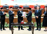 Perkuat komitmen pelayanan publik, Gubernur Yulius Selvanus bersama Pimpinan DPRD Sulut meresmikan kesepakatan KUA-PPAS T.A. 2027 sebagai pijakan penyusunan RAPBD di Kantor DPRD Sulut, Jumat (14/8/2026). (Foto: Istimewa)