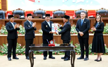 Perkuat komitmen pelayanan publik, Gubernur Yulius Selvanus bersama Pimpinan DPRD Sulut meresmikan kesepakatan KUA-PPAS T.A. 2027 sebagai pijakan penyusunan RAPBD di Kantor DPRD Sulut, Jumat (14/8/2026). (Foto: Istimewa)