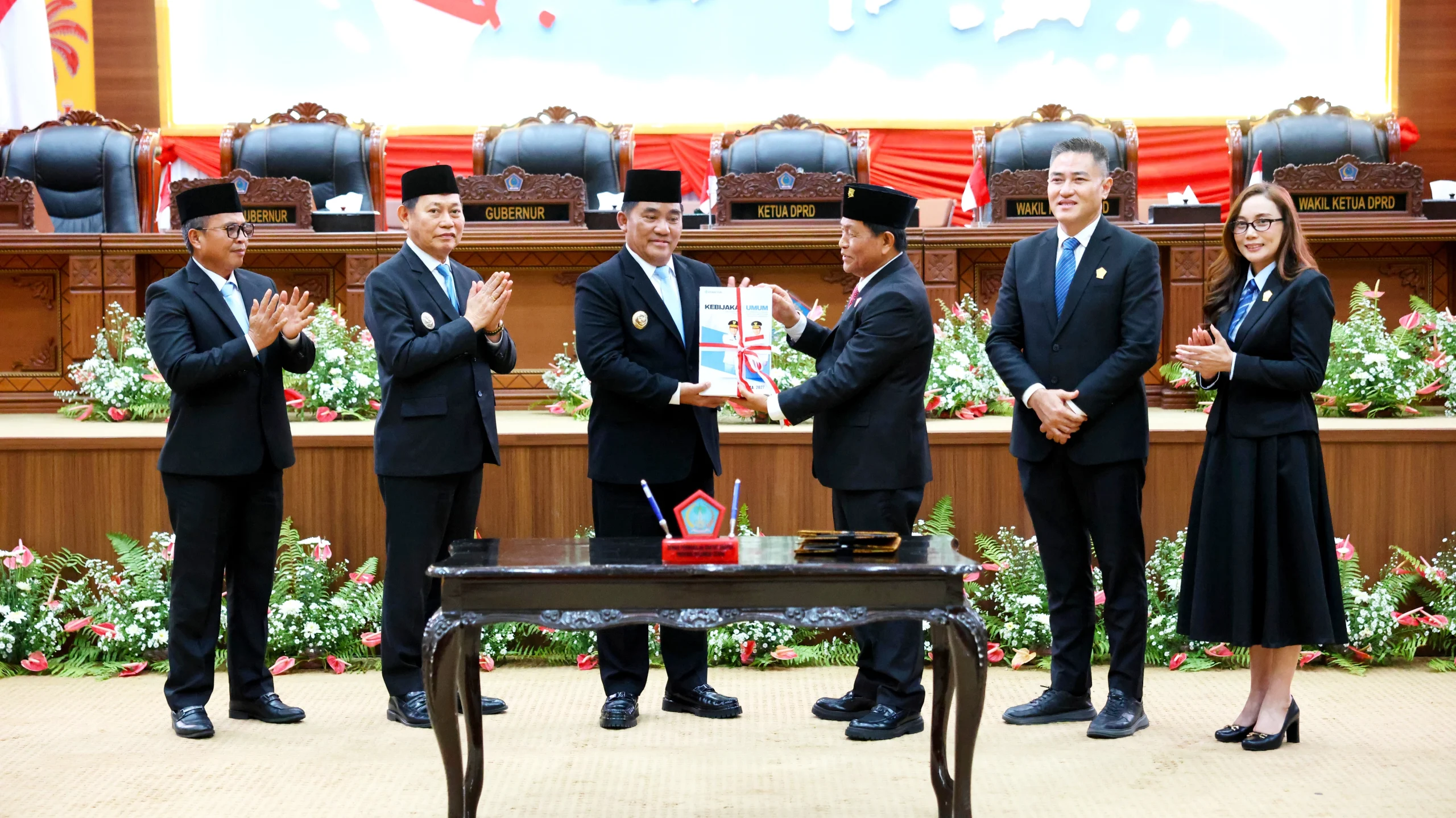 Perkuat komitmen pelayanan publik, Gubernur Yulius Selvanus bersama Pimpinan DPRD Sulut meresmikan kesepakatan KUA-PPAS T.A. 2027 sebagai pijakan penyusunan RAPBD di Kantor DPRD Sulut, Jumat (14/8/2026). (Foto: Istimewa)