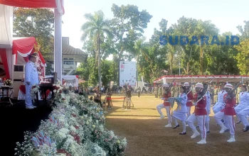 Gubernur Sulawesi Utara Mayjen TNI (Purn) Yulius Selvanus SE saat bertindak sebagai Inspektur Upacara pada Peringatan HUT ke-81 RI di Lapangan Utama Kantor Gubernur Sulut, Wanea, Manado, Senin (17/8/2026). (Foto: Ridho L Tobing)
