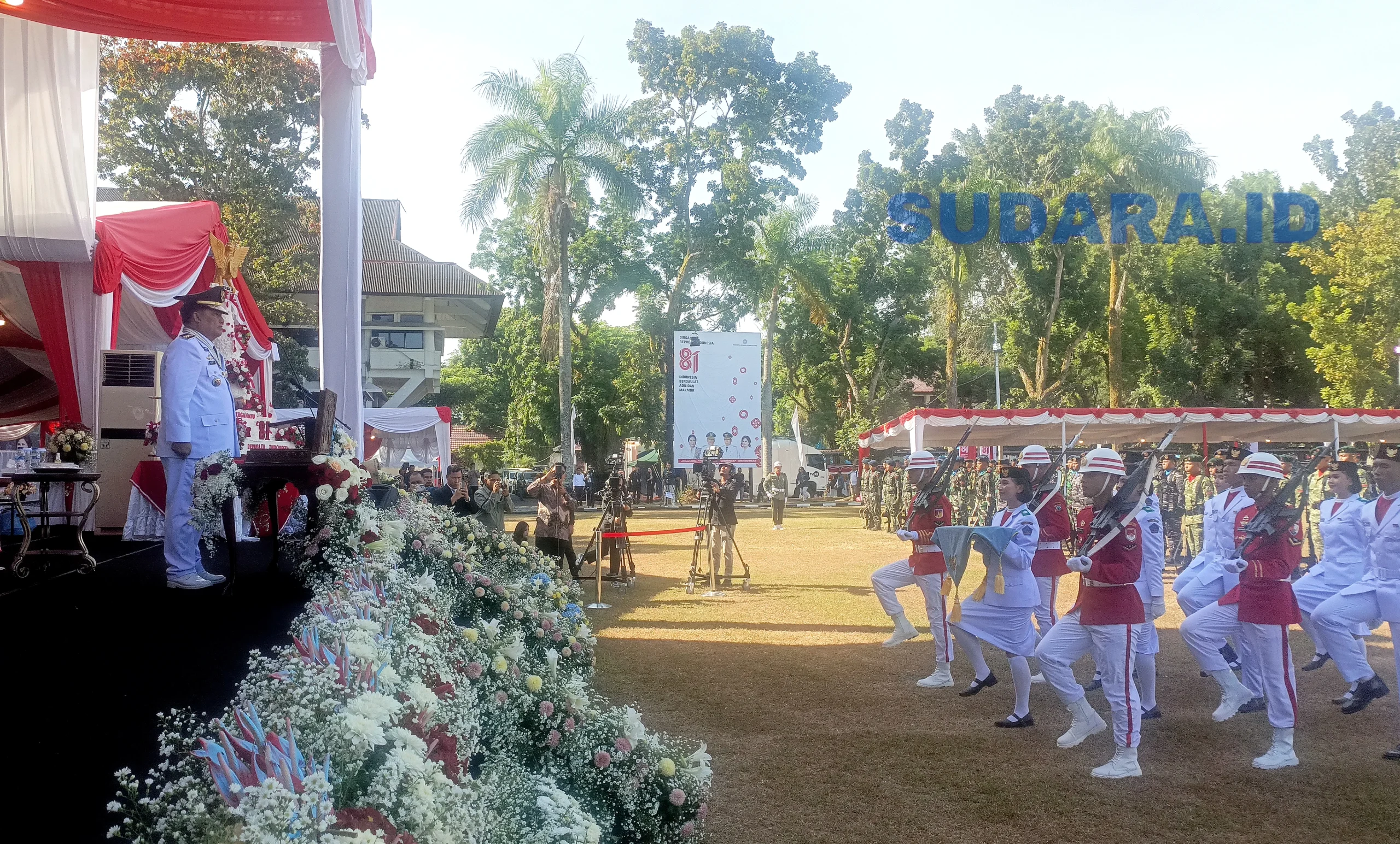Gubernur Sulawesi Utara Mayjen TNI (Purn) Yulius Selvanus SE saat bertindak sebagai Inspektur Upacara pada Peringatan HUT ke-81 RI di Lapangan Utama Kantor Gubernur Sulut, Wanea, Manado, Senin (17/8/2026). (Foto: Ridho L Tobing)