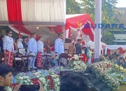 Ketua DPRD Sulut dr. Fransiscus Andi Silangen, Sp.B-KBD saat membacakan Naskah Proklamasi pada Upacara HUT ke-81 RI di Lapangan Utama Kantor Gubernur Sulut, Manado, Senin (17/8/2026). Hadir pula jajaran Anggota DPRD Sulut dan Forkopimda. (Foto: Ridho L Tobing)