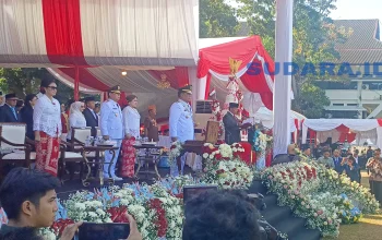 Ketua DPRD Sulut dr. Fransiscus Andi Silangen, Sp.B-KBD saat membacakan Naskah Proklamasi pada Upacara HUT ke-81 RI di Lapangan Utama Kantor Gubernur Sulut, Manado, Senin (17/8/2026). Hadir pula jajaran Anggota DPRD Sulut dan Forkopimda. (Foto: Ridho L Tobing)