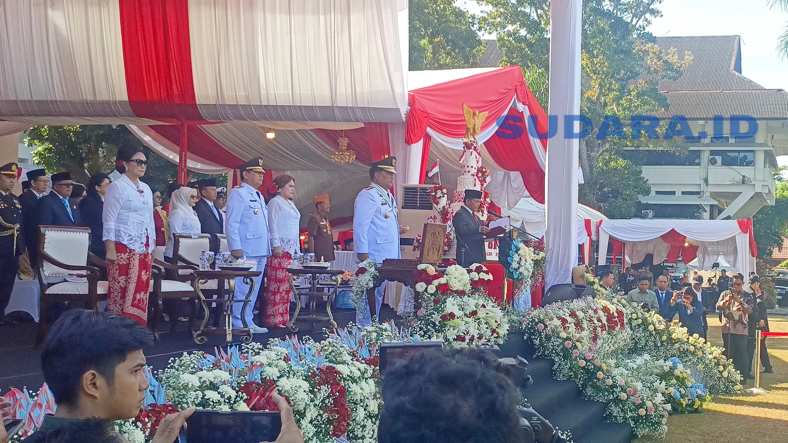 Ketua DPRD Sulut dr. Fransiscus Andi Silangen, Sp.B-KBD saat membacakan Naskah Proklamasi pada Upacara HUT ke-81 RI di Lapangan Utama Kantor Gubernur Sulut, Manado, Senin (17/8/2026). Hadir pula jajaran Anggota DPRD Sulut dan Forkopimda. (Foto: Ridho L Tobing)